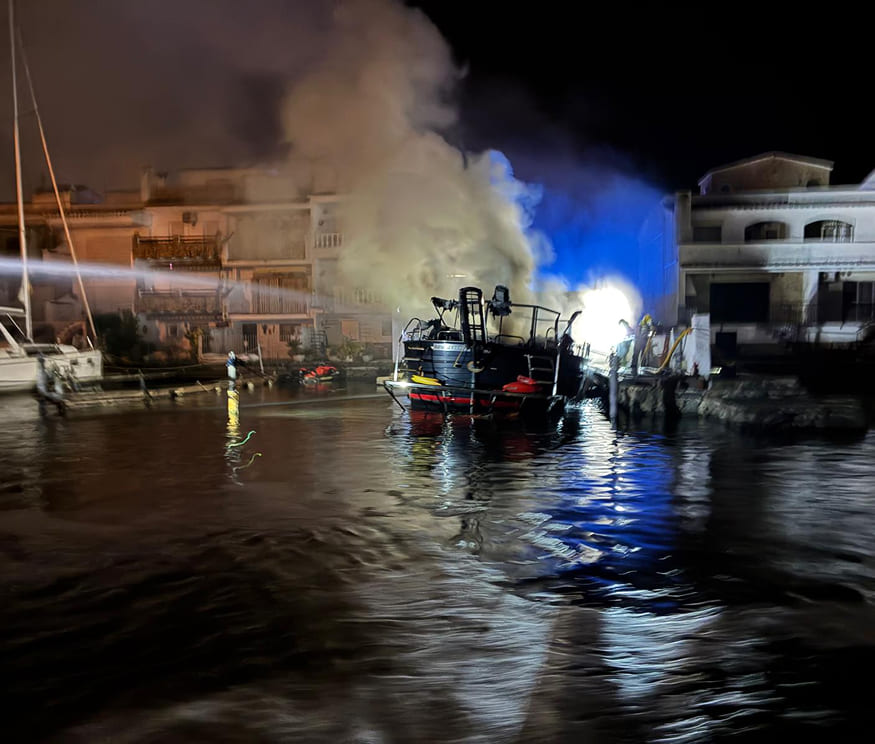 incendio embarcación Port Salins